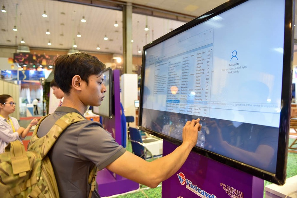 Tại gian hàng của Vietravel trang bị thêm 4 màn hình Led cảm ứng có nhân viên hỗ trợ, hướng dẫn khách hàng thực hiện thao tác tìm đặt tour trực tuyến và lựa chọn các lịch trình phù hợp.