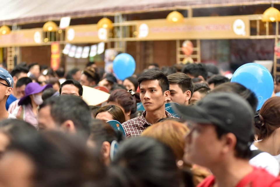 Không khí đông đúc đến nghẹt thở tại các gian hàng săn vé máy bay giá rẻ