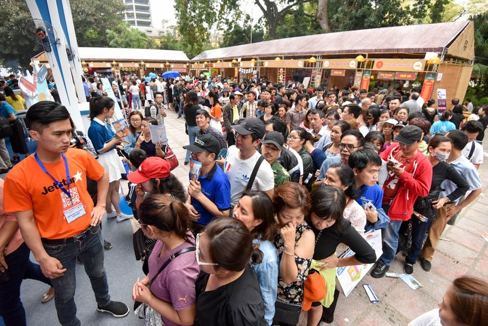 
Trong khi đó, tại gian hàng Jetstar Pacific, hàng trăm vé máy bay 0 đồng, vé đi quốc tế từ 78.000 đồng cũng được giới thiệu, chào bán tới du khách trong khuôn khổ hội chợ năm nay. Tương tự như tại gian hàng của Vietnam Airlines, hàng trăm người xếp thành nhiều hàng, kiên nhẫn chờ đến lượt.
