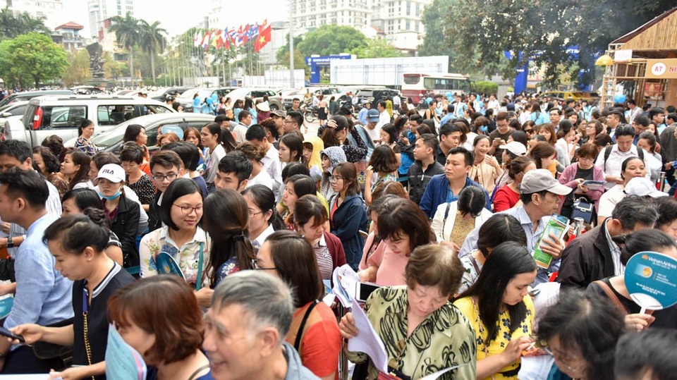 Ngay trong buổi mở bán đầu tiên, hàng nghìn người đã đến tham quan và trải nghiệm các sản phẩm du lịch ở các gian hàng tạo nên cảnh tượng đông đúc chưa từng có.
