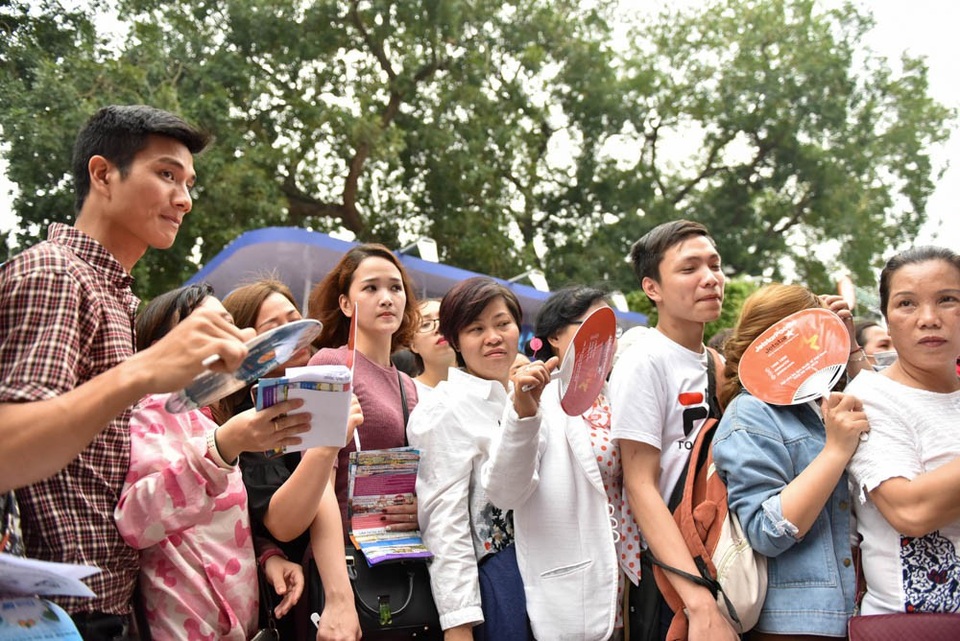 Hàng đoàn người chen chúc chờ đợi đến lượt, nhiều người xếp hàng từ 6h sáng để mong nhận được vé giá rẻ.