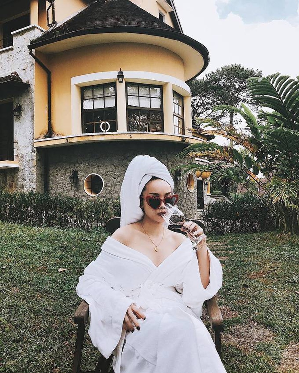 Sexy, táo bạo không kém sao Hollywood, mỹ nhân Việt nào soán ngôi “nữ hoàng khăn tắm”? - 29 Và Yến Trang cũng bắt kịp xu hướng tạo dáng với áo choàng tắm thời thượng.