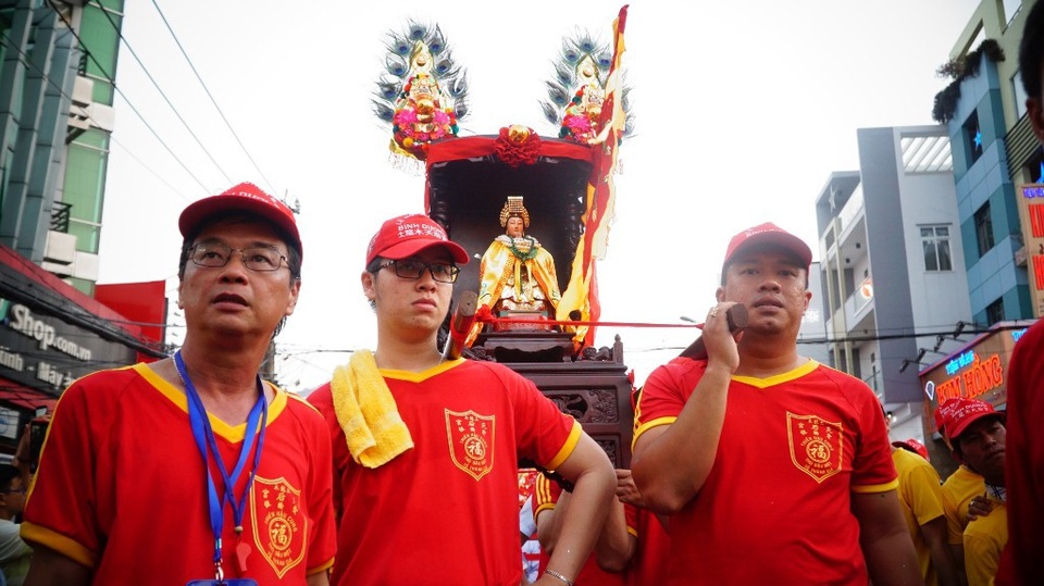 Hùng hậu đội ngũ bảo vệ kiệu Bà Thiên Hậu - 3 Có nhiều lúc phải đứng tại chỗ chờ lực lượng mở đường