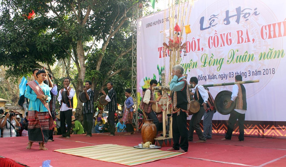 Đặc sắc lễ hội “Trống đôi, cồng ba, chiêng năm” của người đồng bào Ê đê – Chăm – Ba Na - 2 Nghi thức lễ hội cầu hôn của người đồng bào dân tộc Ê đê – Ba Na xã Xuân Quang 1, huyện Đồng Xuân