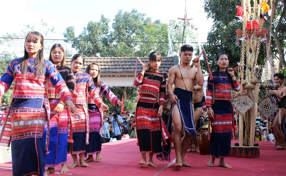 Đặc sắc lễ hội “Trống đôi, cồng ba, chiêng năm” của người đồng bào Ê đê – Chăm – Ba Na - 5 Nghi thức lễ ăn lúa mới ngoài rẩy của người đồng bào Chăm xã Vân Canh, huyện Vân Canh, tỉnh Bình Định