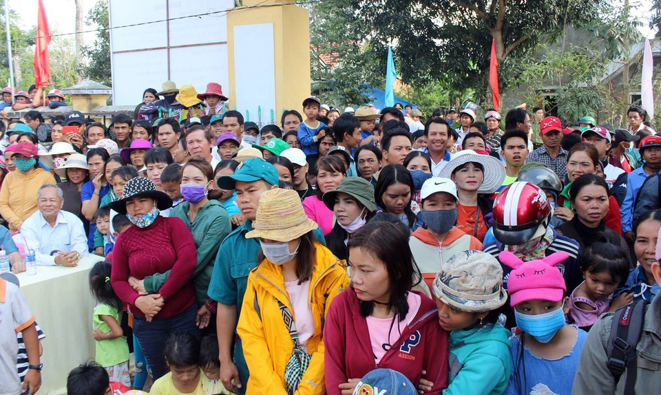 Đặc sắc lễ hội “Trống đôi, cồng ba, chiêng năm” của người đồng bào Ê đê – Chăm – Ba Na - 7 Rất đông du khách và người dân địa phương đến lễ hội cầu mùa