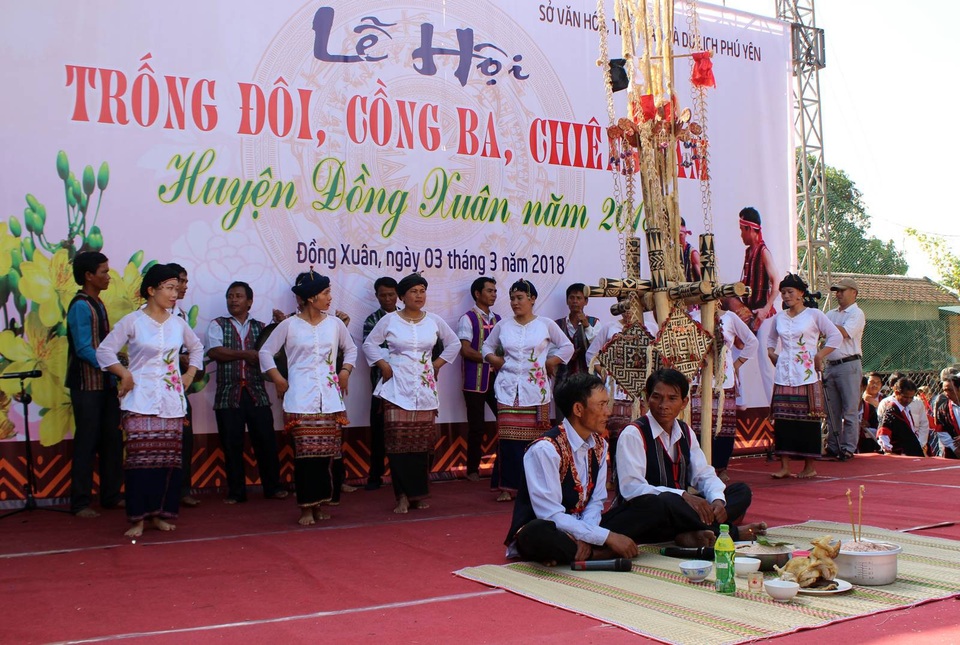 Đặc sắc lễ hội “Trống đôi, cồng ba, chiêng năm” của người đồng bào Ê đê – Chăm – Ba Na - 1 Nghi thức lễ cúng lúa mới của người đồng bào Ê đê xã Xuân Quang, huyện Đồng Xuân, Phú Yên