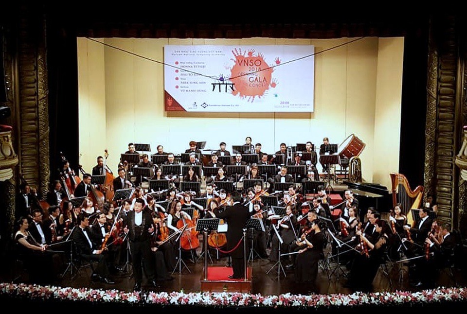 Ngôi sao opera Hàn Quốc Park Sung Min thăng hoa cùng các nghệ sĩ Việt - 1 Hoà nhạc được chỉ huy bởi Nhạc trưởng nổi tiếng người Nhật Bản Honna Tetsuji.