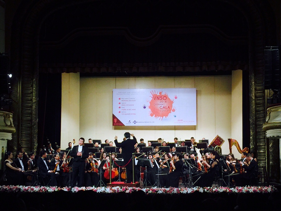 Ngôi sao opera Hàn Quốc Park Sung Min thăng hoa cùng các nghệ sĩ Việt - 5 Nghệ sĩ Vũ Mạnh Dũng nhận được cơn mưa những tràng pháo tay cổ vũ của khán giả sau phần trình diễn.