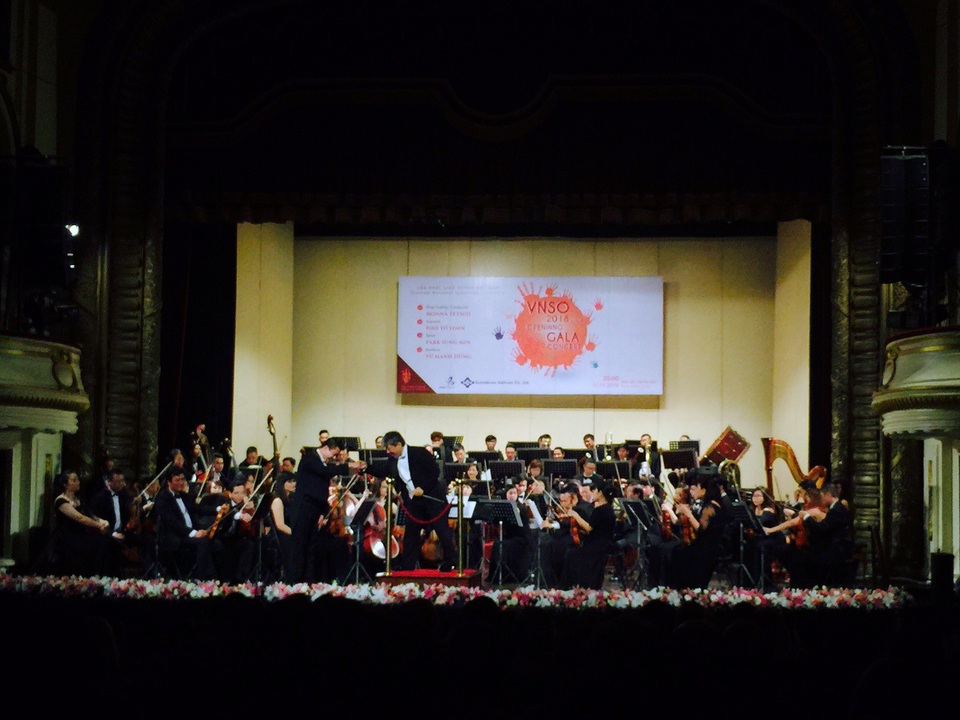 Ngôi sao opera Hàn Quốc Park Sung Min thăng hoa cùng các nghệ sĩ Việt - 2 Nhạc trưởng Honna Tetsuji bắt tay chúc mừng nghệ sĩ Vũ Mạnh Dũng.