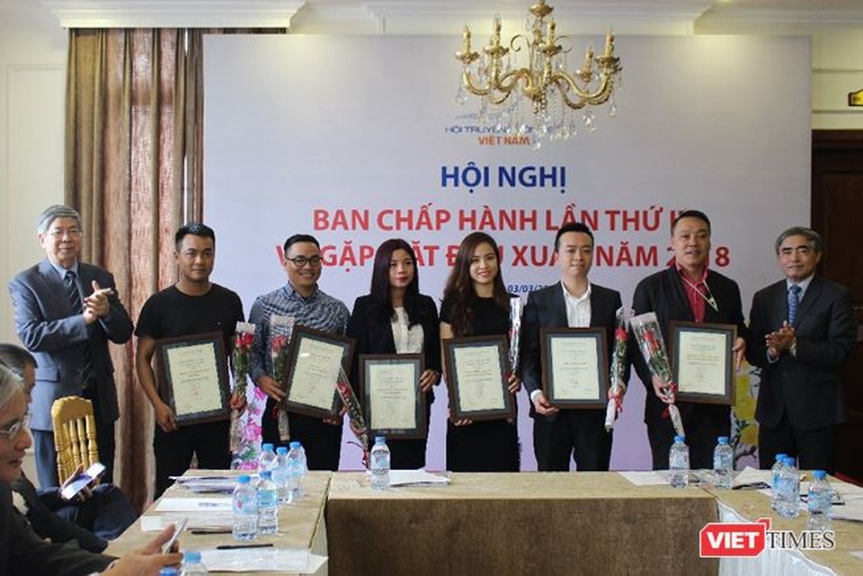 Ấn tượng về sức trẻ của Hội Truyền thông số Việt Nam - 2
TS. Đặng Vũ Minh (ngoài cùng bên trái) và TS. Nguyễn Minh Hồng (ngoài cùng bên phải) trao chứng nhận Hội viên tổ chức cho các đại diện các Hội viên mới.