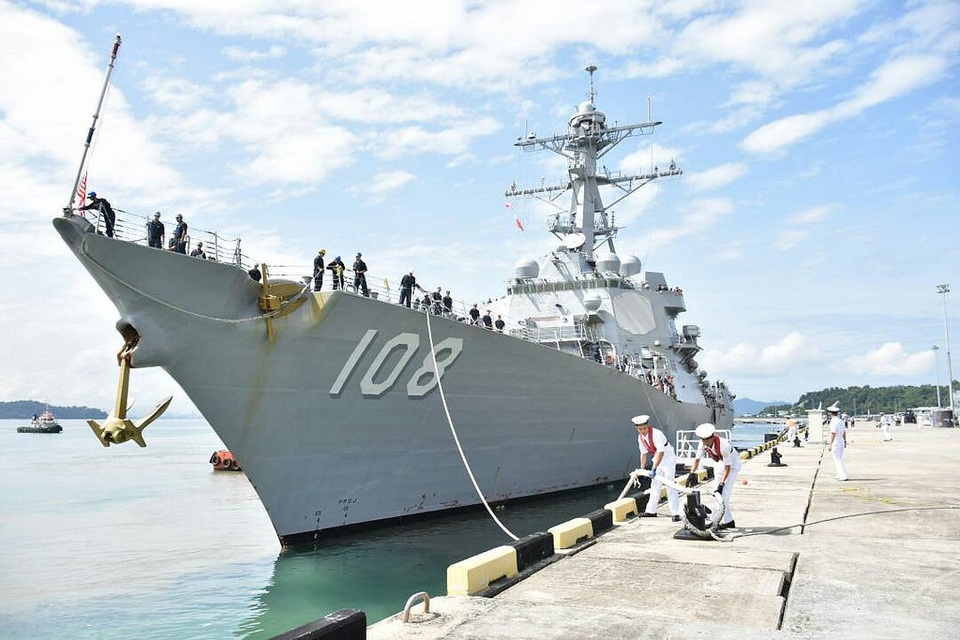 Hành trình băng qua Thái Bình Dương của tàu sân bay Mỹ trên đường tới Việt Nam - 9 Ngày 21/2, tàu USS Wayne E. Meyer đã tới thăm căn cứ Kota Kinabalu, Malaysia.
