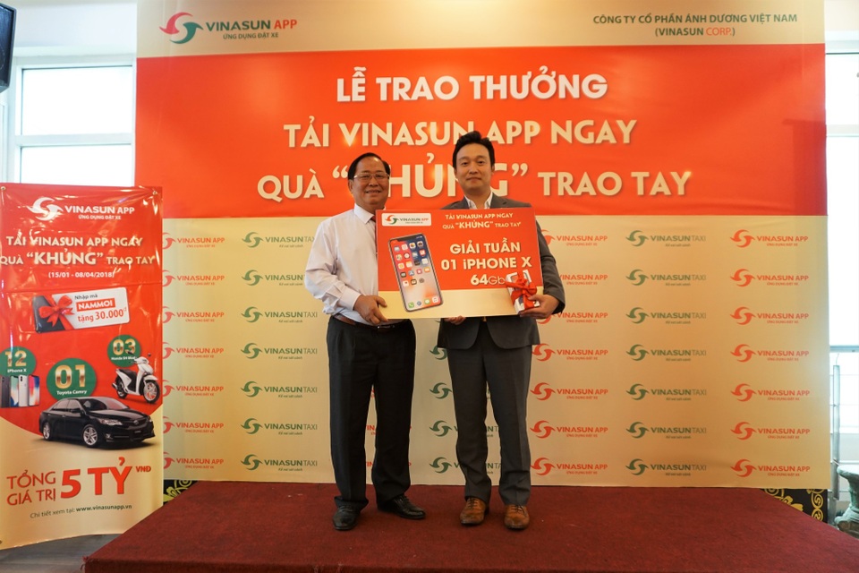 Hơn 300.000 hành khách sử dụng phần mềm đặt xe Vinasun App - 1 Ông Tạ Long Hỷ - Giám đốc Taxi Vinasun trao thưởng chiếc iPhone X cho khách hàng may mắn