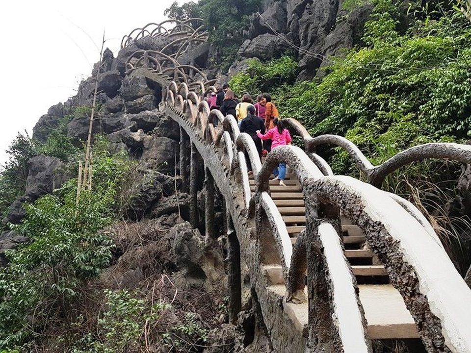 Một tháng tồn tại “gây bão” của công trình trái phép xâm hại di sản Tràng An - 1 Công trình đường lên xuống núi Cái Hạ của Công ty CP Du lịch Tràng An xây dựng không phép, xâm hại nghiêm trọng vùng lõi di sản Tràng An.