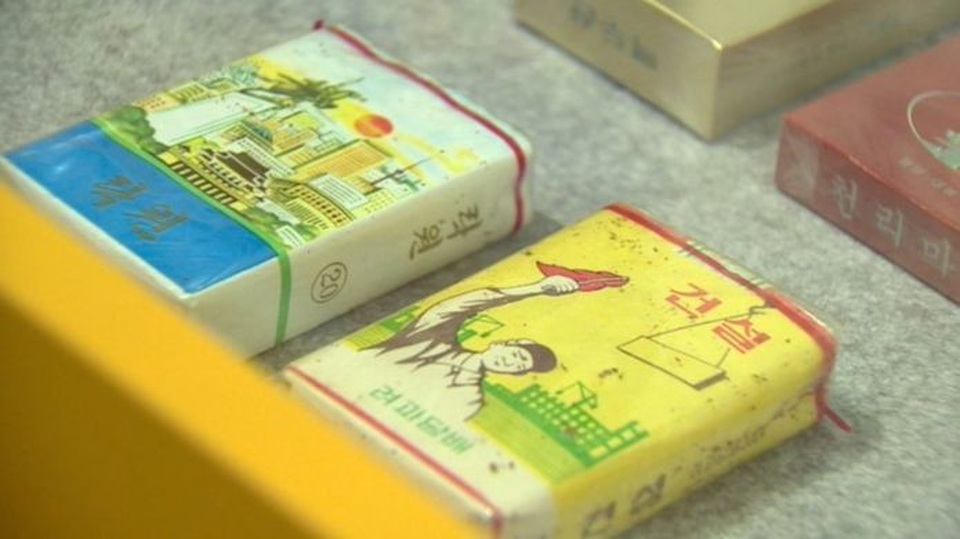 Những thiết kế “có một không hai” của quốc gia bí ẩn Triều Tiên - 7 Hai vỏ bao thuốc lá tại Triều Tiên, trong đó vỏ bên trái có ghi chữ “Thiên đường”. Theo khảo sát năm 2012 của Tổ chức Y tế thế giới (WHO), hơn một nửa đàn ông Triều Tiên hút thuốc lá và đây là một trong những nước có tỷ lệ hút thuốc cao nhất ở châu Á. (Ảnh: BBC)