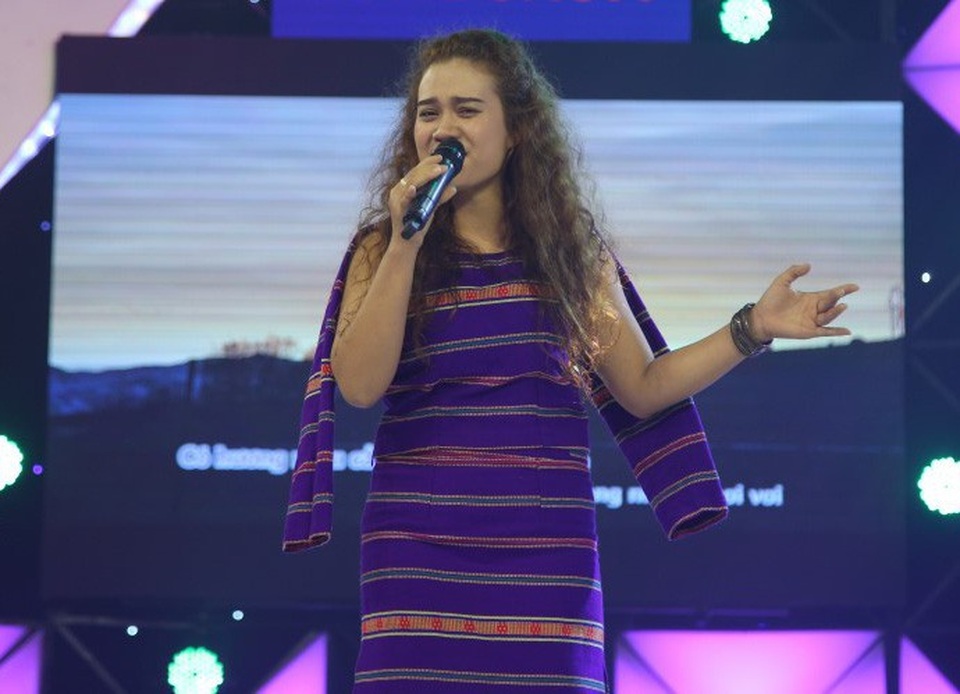 Trấn Thành, Cẩm Ly xót xa cho chuyện tình đẹp của chàng trai bị bại liệt suốt 11 năm - 8 Ngoài ra, chương trình còn gây xúc động với cô gái người dân tộc Bana hát vì hai đứa con nuôi bị ruồng bỏ.