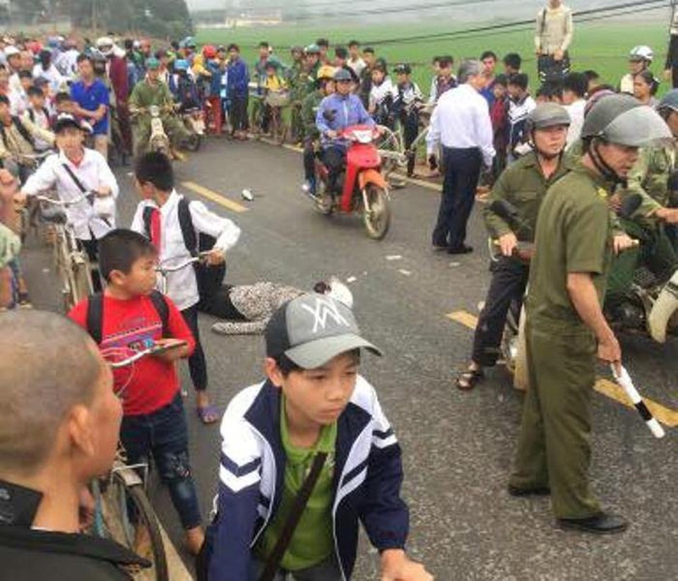 Cô giáo tử vong vì va chạm với xe chở học sinh - 1 Hiện trường vụ tai nạn khiến cô giáo Yến tử vong tại chỗ.