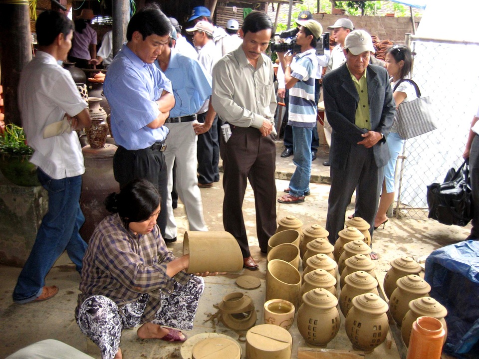 Hội An tăng giá vé tham quan làng gốm Thanh Hà - 1 Du khách tham quan làng gốm Thanh Hà