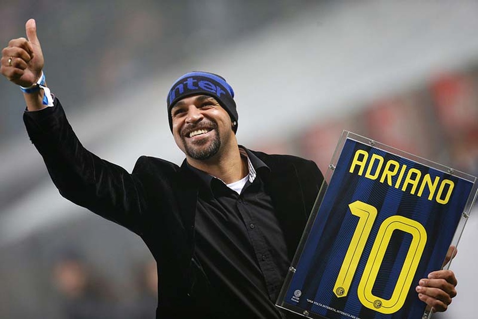 “Hoàng đế” Adriano nhập viện vì… tự cắt tay - 1 Adriano vừa được vinh danh ở Inter tuần trước