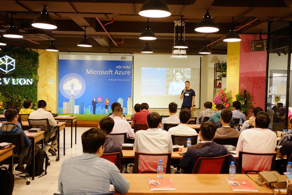 Tuổi thọ của dữ liệu sao lưu đã lên đến gần 1 thế kỷ - 2 Ông Đoàn Hữu Lợi – GĐ Trung tâm Điện toán đám mây (Công ty TNHH MTV Viễn thông Quốc tế FPT) thông tin đến doanh nghiệp về các lợi ích thiết thực khi đăng ký dịch vụ Azure tại các đơn vị được cấp phép Microsoft CSP Tier-1 tại Việt Nam