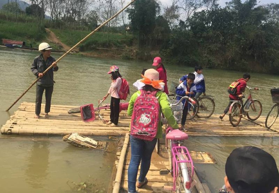 Chông chênh cảnh học sinh qua sông đến trường bằng bè mảng - 8 Học sinh chông chênh trên những chuyến bè mảng