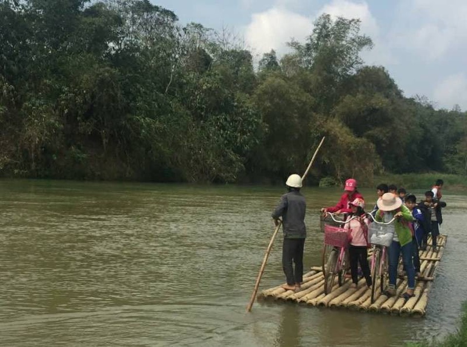 Chông chênh cảnh học sinh qua sông đến trường bằng bè mảng - 9 Về mùa mưa lũ, việc qua sông bằng bè mảng rất nguy hiểm