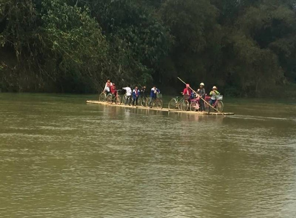Chông chênh cảnh học sinh qua sông đến trường bằng bè mảng - 10 Chiếc mảng được làm bằng những cây luồng ghép lại với nhau để chuyên chở người dân và học sinh sang sông