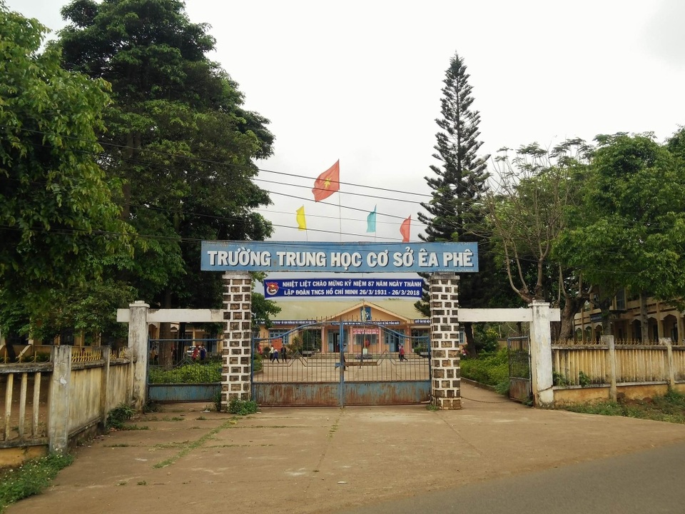 Cách chức hiệu trưởng nhận 210 triệu đồng “chạy việc” cho giáo viên - 1
Trường THCS Ea Phê nơi ông Phan Xuân Hạnh làm Hiệu trưởng.