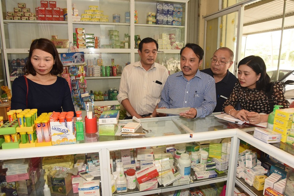 Đóng cửa phòng khám đông y, quầy thuốc không phép - 5 Ông Dương Đinh Chinh - quyền Giám đốc Sở Y tế cùng đoàn, kiểm tra Quầy bán thuốc tây Số 25 của Chi nhánh Dược phẩm Hưng Nguyên ở xã Hưng Tây.