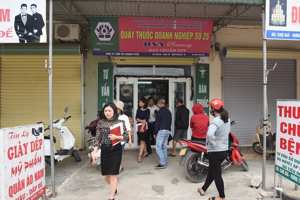 Đóng cửa phòng khám đông y, quầy thuốc không phép - 8 Kiểm tra Quầy bán thuốc tây Số 25 của Chi nhánh Dược phẩm Hưng Nguyên ở xã Hưng Tây phát hiện nhiều sai phạm.