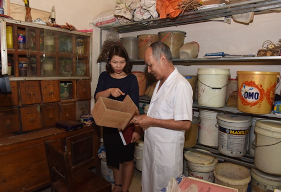 Đóng cửa phòng khám đông y, quầy thuốc không phép - 7 Cơ sở đông y không phép sử dụng nhiều dụng cụ không đảm bảo để chứa đựng thuốc.