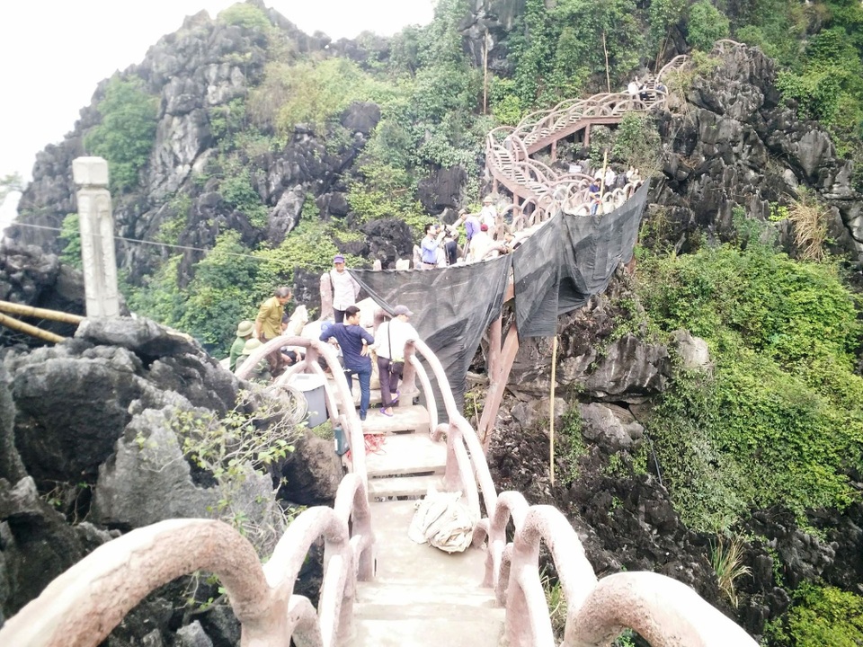Yêu cầu đẩy nhanh tiến độ tháo dỡ công trình “khủng” xâm hại Tràng An - 3 Trong vòng 1 tháng Công ty CP Du lịch Tràng An khó có thể tháo dỡ xong toàn bộ công trình sai phạm.