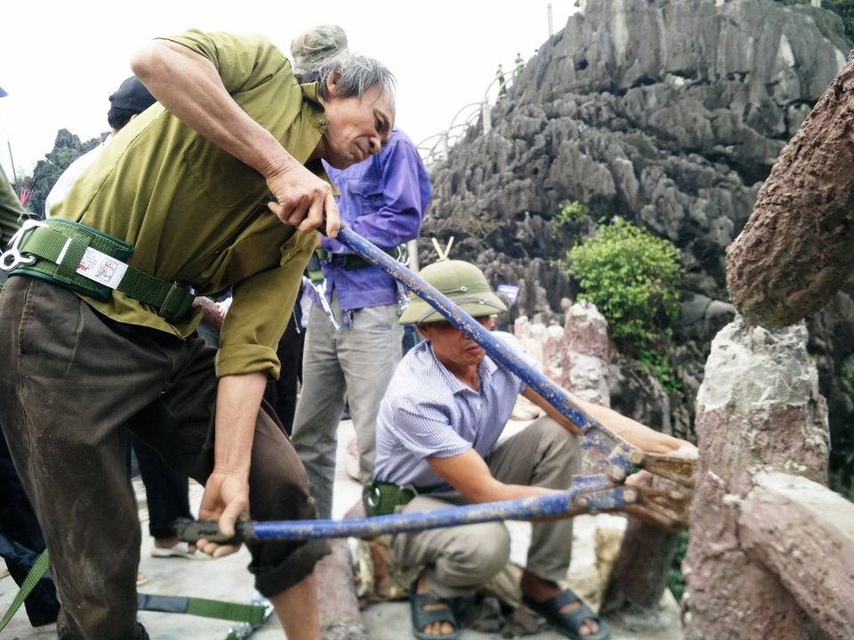 Chính thức tháo dỡ công trình “khủng” xâm hại di sản Tràng An - 3 Nhóm thợ thực hiện tháo dỡ công trình khủng trong ngày đầu tiên có khoảng chục người. Họ mang khoan đục bê tông, kìm cộng lực, bao bì, dây thừng... tiến hành phá bỏ từng lan can một của câu cầu dài 510m với hơn 900 bậc xuyên lõi di sản.