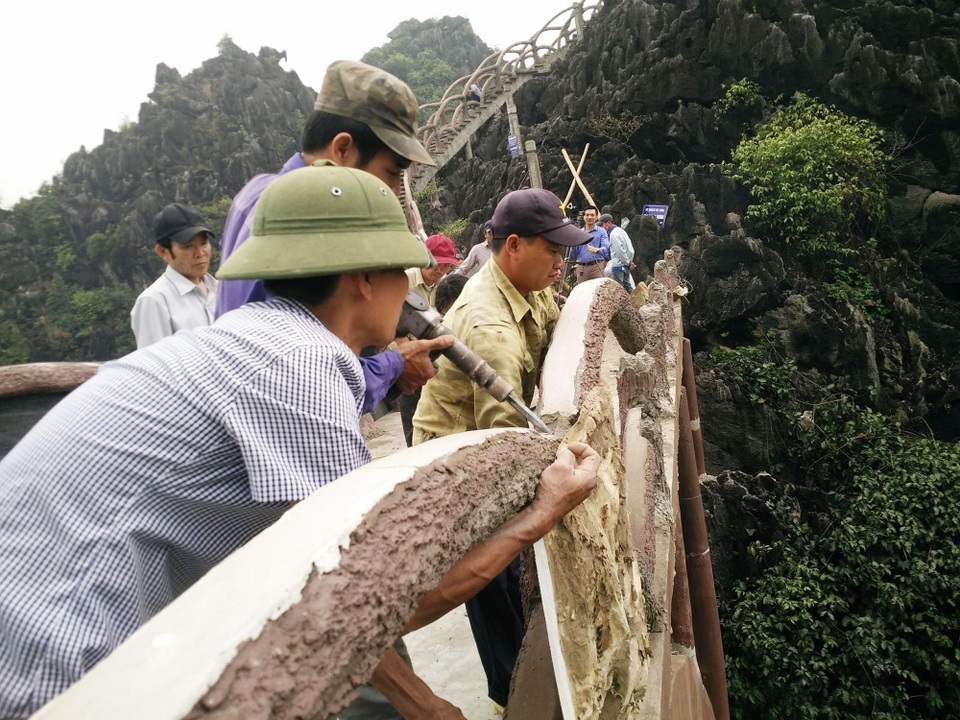 Yêu cầu đẩy nhanh tiến độ tháo dỡ công trình “khủng” xâm hại Tràng An - 1 Nhóm thợ thực hiện tháo dỡ từng lan can cầu thang tại công trình khủng xâm hại di sản Tràng An.