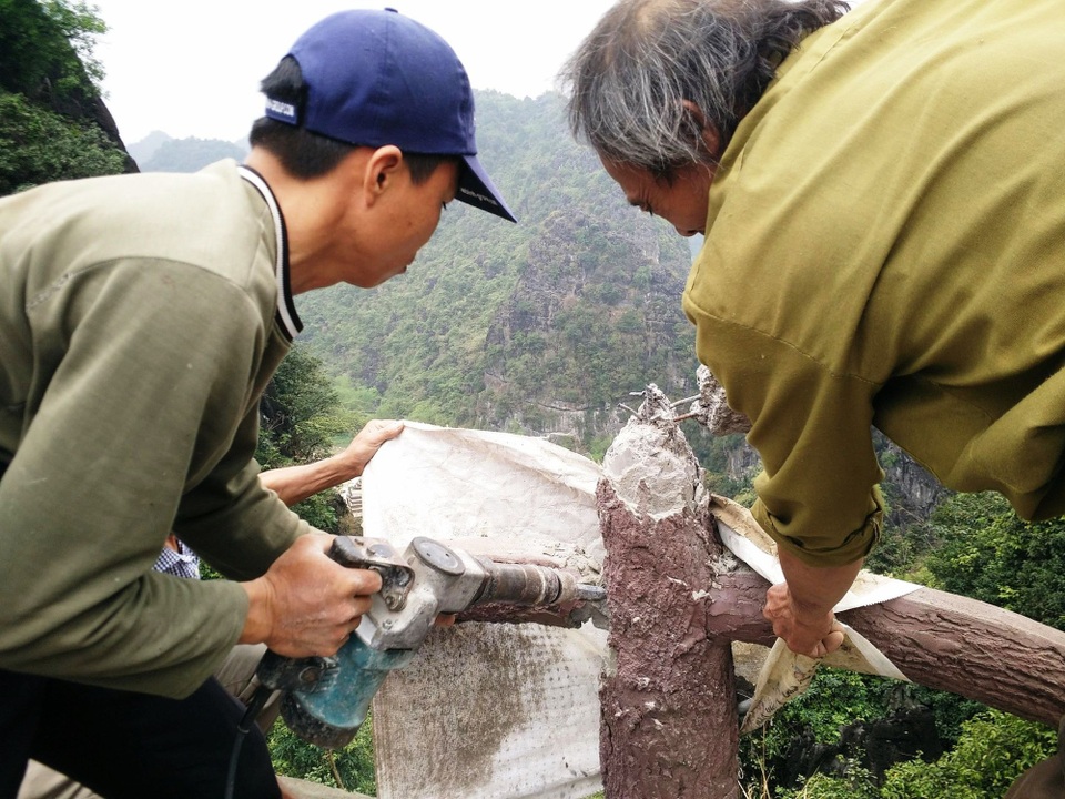 Chính thức tháo dỡ công trình “khủng” xâm hại di sản Tràng An - 4
Trong khi khoan phá từng lan can cầu thang, nhóm thợ dùng bao xi măng đã qua sử dụng che chắn không cho xi măng rơi vãi, tung tóe.
