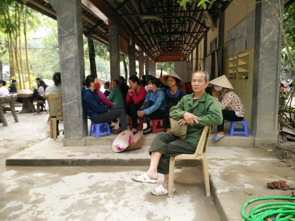 Chính thức tháo dỡ công trình “khủng” xâm hại di sản Tràng An - 7
Trong sáng đầu tiên doanh nghiệp tháo dỡ cầu thang lên xuống núi Cái Hạ, hàng chục người dân làm nghề chèo đò, bán hàng ở điểm du lịch Tràng An cổ cũng đến chứng kiến, nhiều người tỏ ra nuối tiếc khi công trình bị phá bỏ. Những sai phạm của Công ty CP Du lịch Tràng An kinh doanh du lịch trái phép ở điểm Tràng An cổ đang được đoàn thanh tra liên ngành tỉnh Ninh Bình khẩn trương làm rõ.