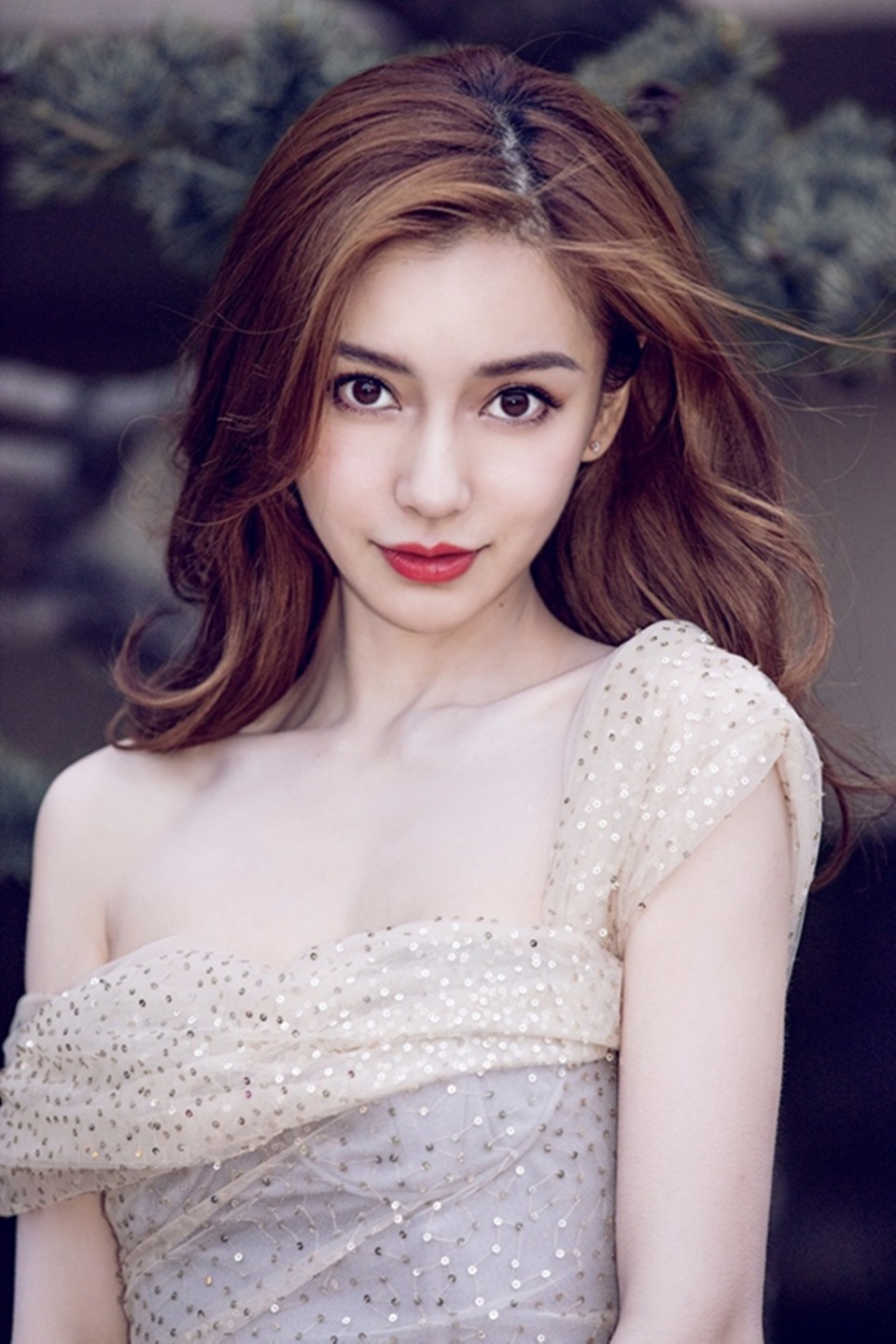 "Gái một con" Angelababy xinh đẹp như nữ thần - 7 
Tháng 12/2016, cô sinh con trai đầu lòng và nhanh chóng quay lại làm việc sau 4 tháng sinh con.