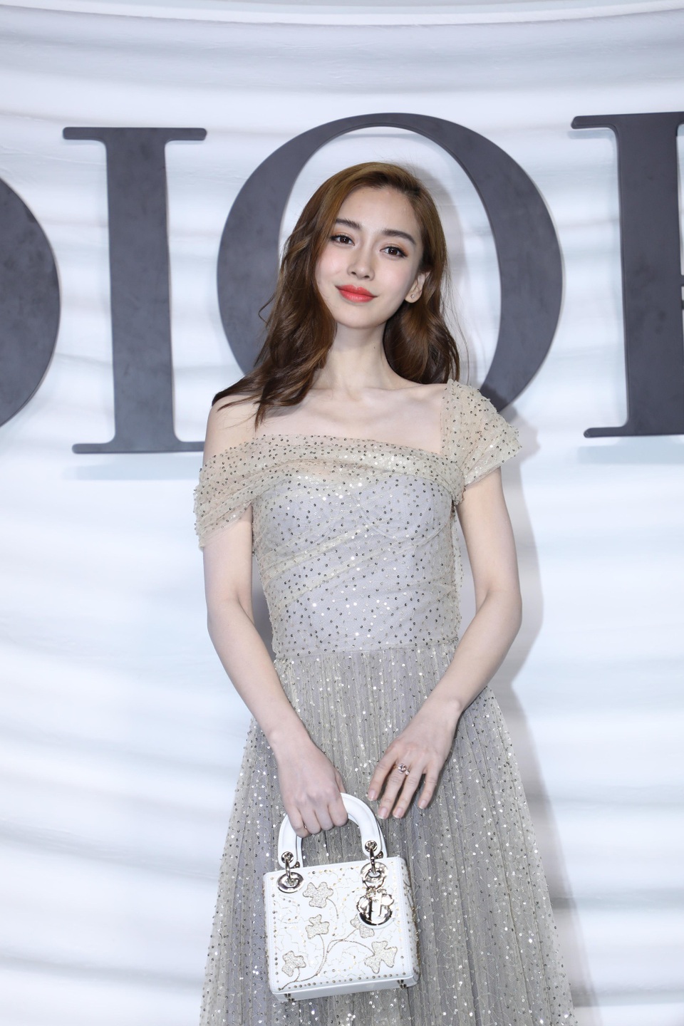 "Gái một con" Angelababy xinh đẹp như nữ thần - 9 
Chính việc năng động sau khi sinh con nên Angelababy giảm cân khá dễ dàng.