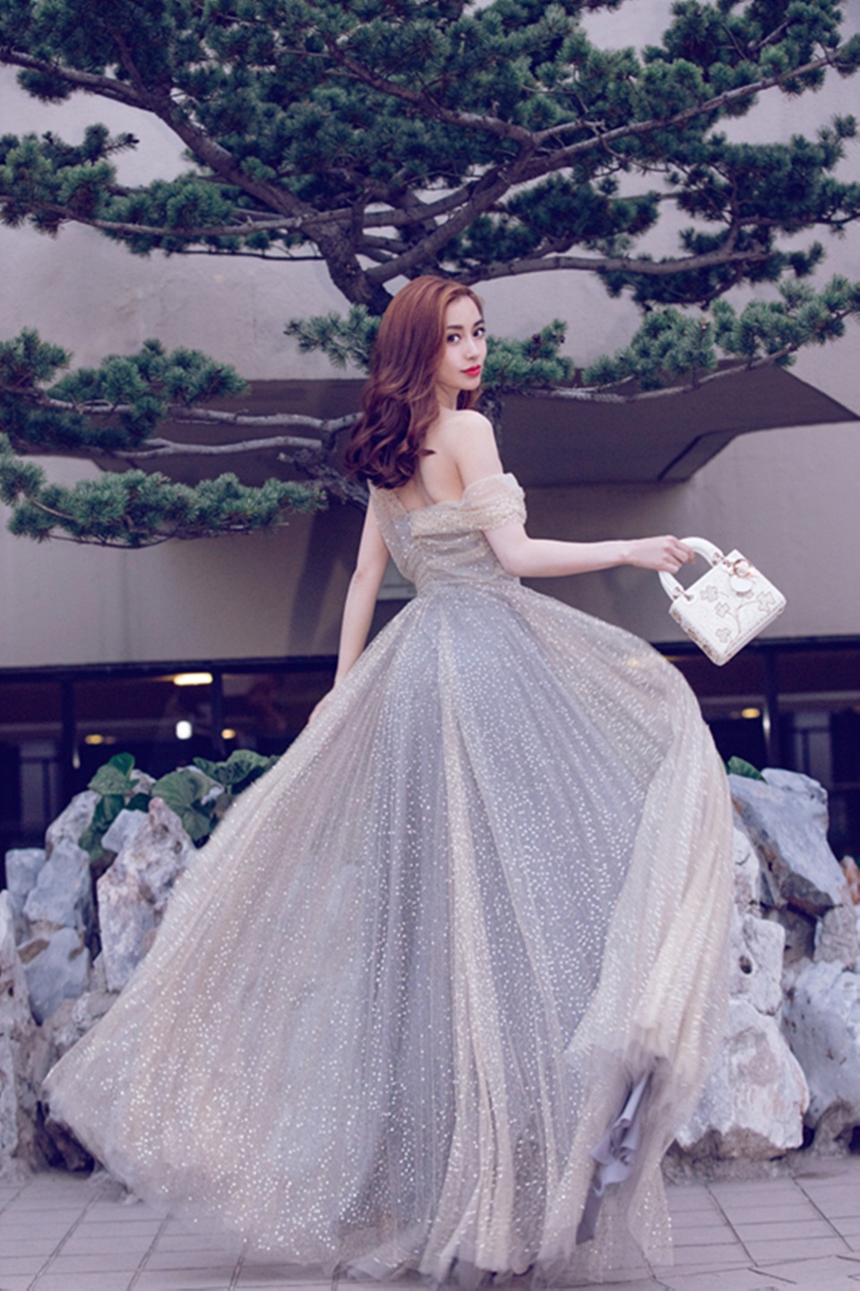 "Gái một con" Angelababy xinh đẹp như nữ thần - 2 
Ngôi sao điện ảnh 29 tuổi xinh đẹp như một nữ thần dù sở hữu chiều cao khiêm tốn.
