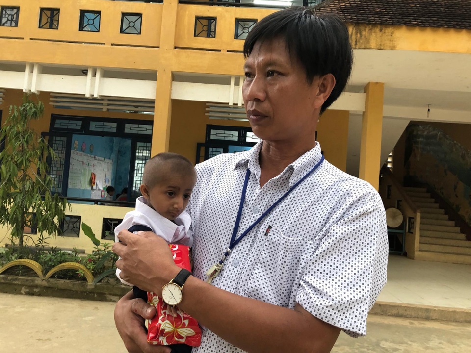 Bất ngờ trước sự thay đổi của cậu học trò tí hon 10 tuổi nặng 3,9kg - 4
Khi thầy Cương đón Đinh Văn KRể về em chỉ nặng 3,4 kg, ăn bốc và không tự vệ sinh cá nhân cho mình được. Nay, giờ sự tận tình yêu thương chăm sóc của thầy Cương KRể đã tự làm được nhiều việc như ăn bằng thìa, biết bảo khi đi vệ sinh cá nhân, biết đi dép...