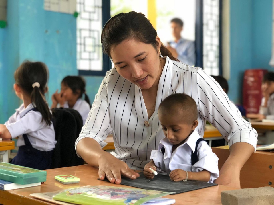 Bất ngờ trước sự thay đổi của cậu học trò tí hon 10 tuổi nặng 3,9kg - 3 Em được cô giáo nắn nót từng nét chữ.