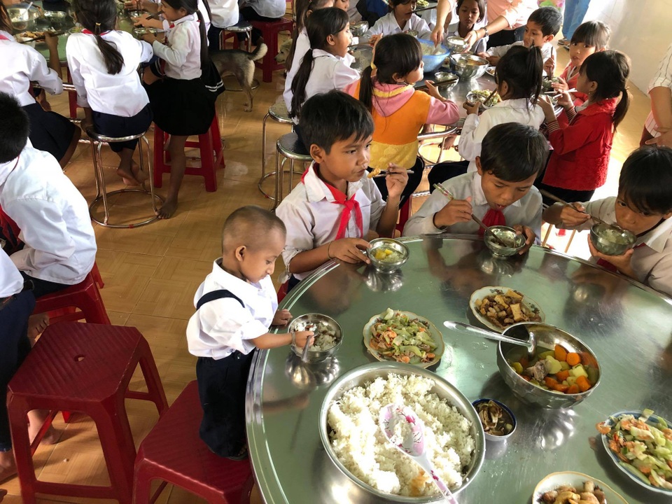 Bất ngờ trước sự thay đổi của cậu học trò tí hon 10 tuổi nặng 3,9kg - 7
Đinh Văn KRể tự xúc cơm ăn cùng các bạn. Do căn bệnh hiếm gặp này nên Kre không có răng, ăn phải nhai bằng hàm. Mỗi năm KRể chỉ tăng được 2 lạng.
