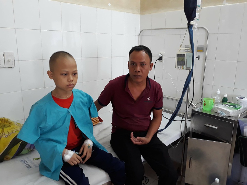 Cha đau nhói khi nghe con hỏi: "Con bớt bệnh chưa ba ?" - 3 Thương con lắm nhưng anh Mẫn chẳng biết phải làm sao, chỉ biết động viên con hàng ngày, cùng con chiến đấu với bệnh tật