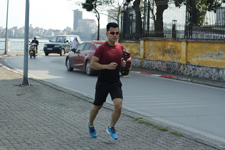 Chạy bộ cùng giày thông minh - 2 Sau một ngày trải nghiệm Smart Shoes, runner Văn Hùng khá thích thú với đôi giày.