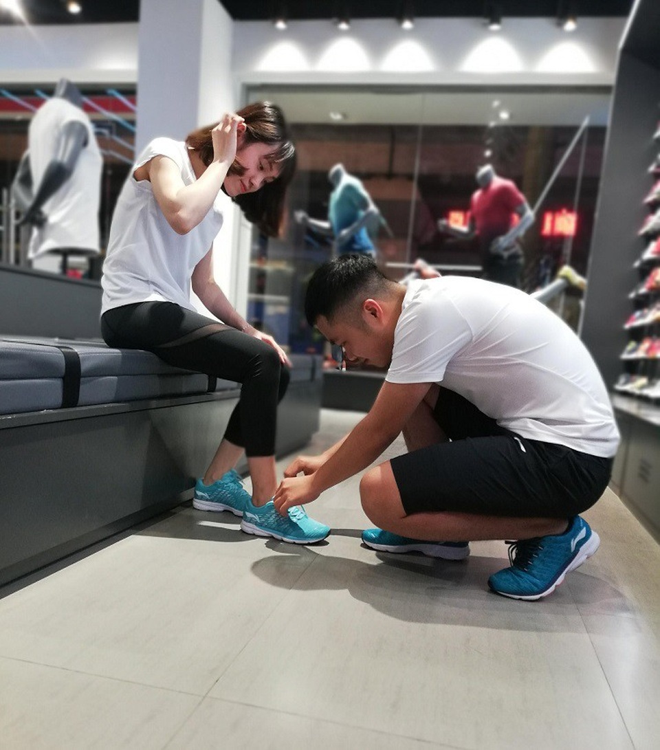 Chạy bộ cùng giày thông minh - 3 Khách hàng hào hứng với Smart Shoes.
