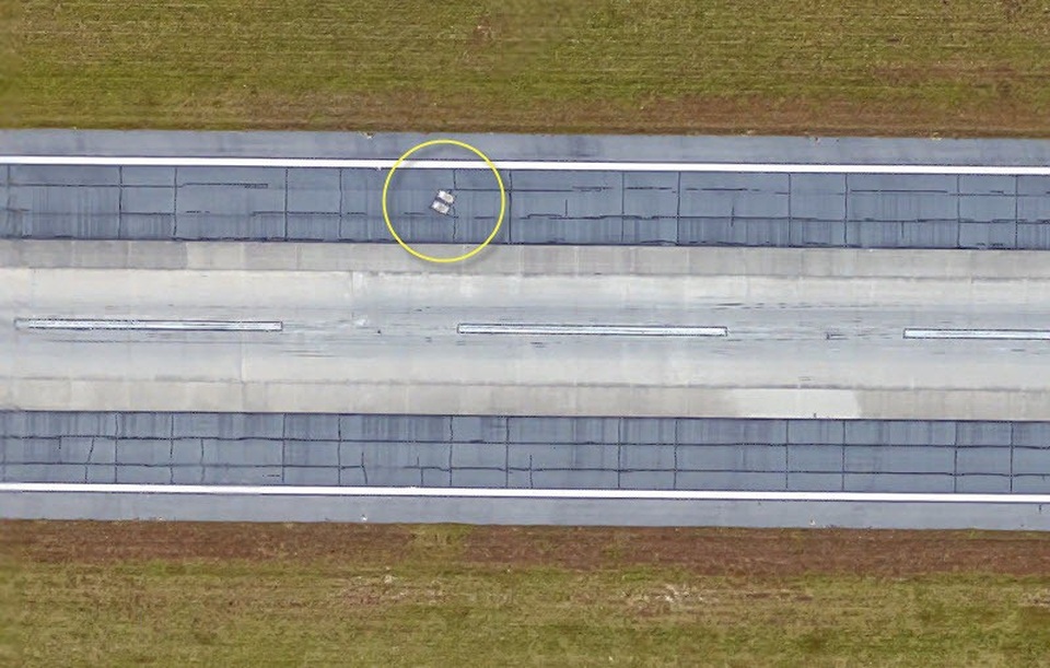 Sân bay đặc biệt có hai ngôi mộ nằm ngay trên đường băng - 3