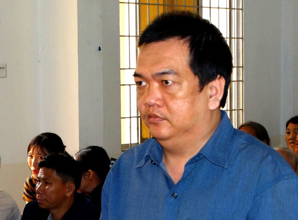 Nguyên cán bộ huyện chiếm đoạt tiền tỷ của dân lãnh án 18 năm tù - 1 Bị cáo Nguyễn Chí Tâm -nguyên cán bộ Phòng Tài chính-Kế hoạch huyện Châu Phú lãnh 18 năm tù vì tội lừa đảo chiếm đoạt hơn 2,6 tỷ đồng của hàng chục hộ dân