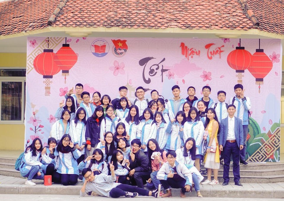 Viết bài luận về mắt giả của mình, nam sinh giành học bổng gần 5 tỷ đồng - 4 Ninh chụp ảnh kỷ niệm cùng với CLB tiếng Anh và Nội san Ga Lam Sơn của trường trong sự kiện Tết tươi tắn năm 2018