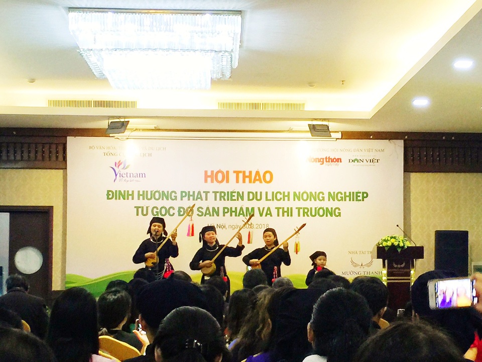 “Hai lúa” Việt Nam học người Nhật Bản, Đài Loan làm du lịch nông nghiệp - 2 Một tiết mục văn nghệ mang đậm bản sắc văn hoá dân tộc tại Hội thảo.