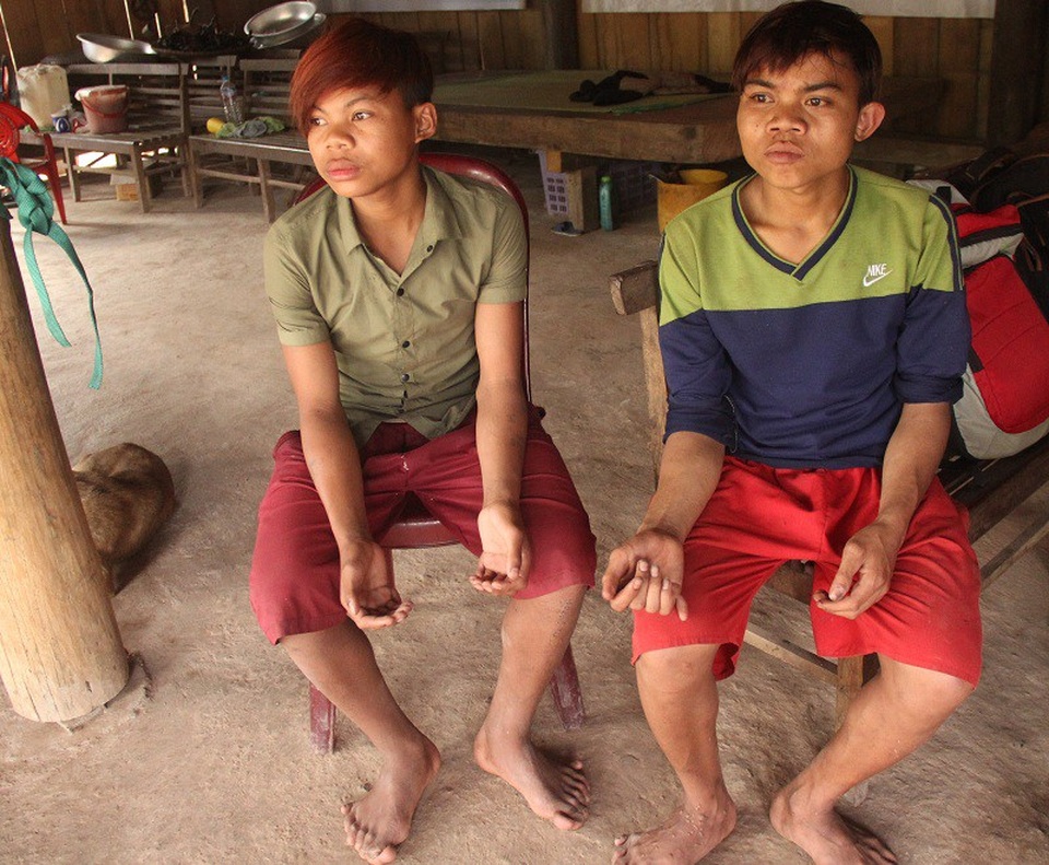 Kỳ lạ gia đình có 14 ngón chân, 12 ngón tay - 1 Hai anh em Hồ Cao và Hồ Cẹc tại bản K-Ai, xã Dân Hóa